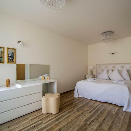 Unique Charles Bridge 2Bdr Apartment. Прага Екстер'єр фото