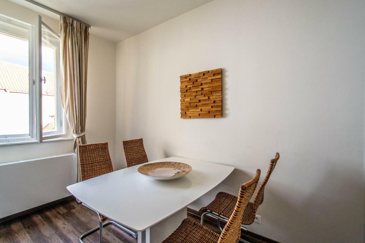 Unique Charles Bridge 2Bdr Apartment. Прага Екстер'єр фото